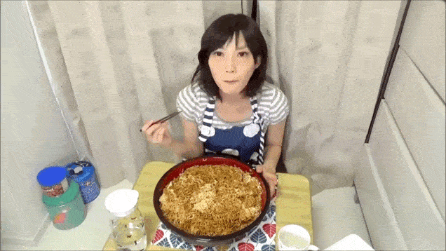 Cô gái nhỏ nhắn nổi tiếng nhất Nhật Bản với khả năng ăn mãi không biết no là gì - Ảnh 3.