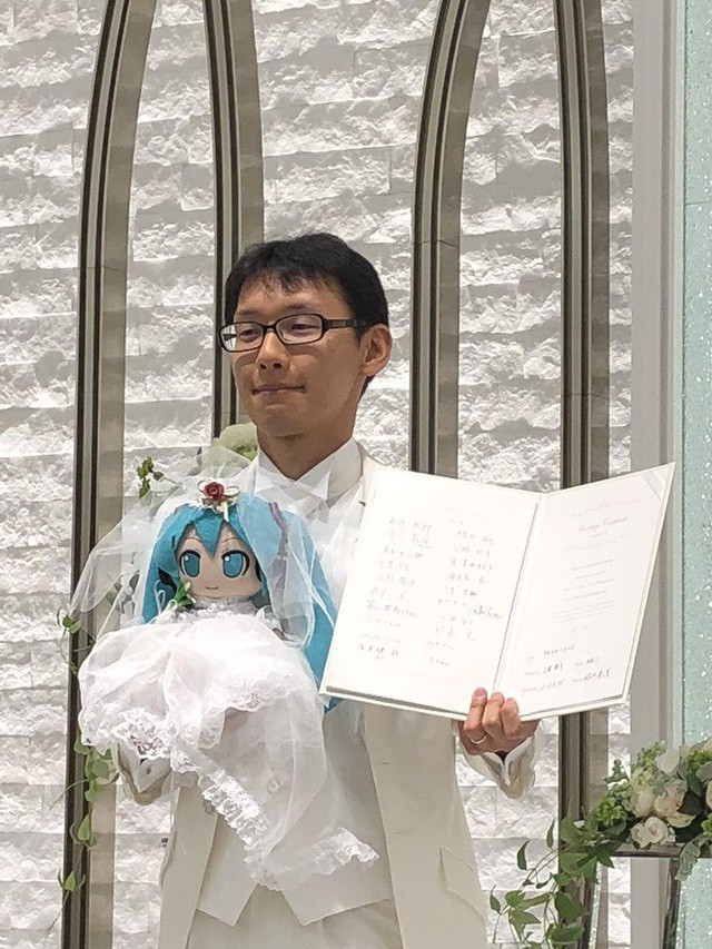 Chàng trai người Nhật kết hôn với ca sĩ ảo Hatsune Miku vì không tin vào phụ nữ - Ảnh 4.