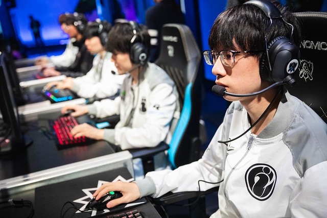 Chuyển nhượng LMHT 2019: Nhà vô địch mùa 8 gặp sóng gió, Caps chính thức gia nhập G2 Esports - Ảnh 1.