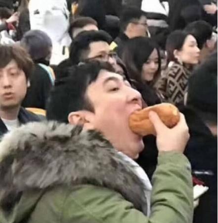 LMHT: Giờ đây ở Trung Quốc hình ảnh đại thiếu gia Vương Tư Thông nuốt hotdog đang thực sự trở thành một hiện tượng - Ảnh 1.