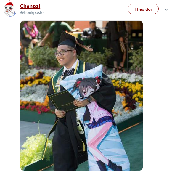 Fan cuồng otaku vác cả gối in hình cô gái anime đi tham dự lễ tốt nghiệp đại học - Ảnh 3. Fan cuồng otaku vác cả gối in hình cô gái anime đi tham dự lễ tốt nghiệp đại học - Ảnh 3.