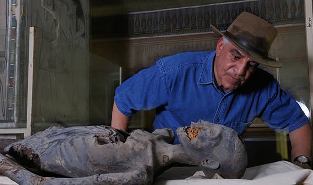 Khai quật xác ướp cổ đại, nhà khảo cổ Ai Cập gặp ác mộng kinh hoàng - Ảnh 2.
