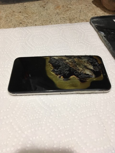 Mua chưa được 1 tháng, iPhone Xs Max bất ngờ phát nổ trong túi quần - Ảnh 2.