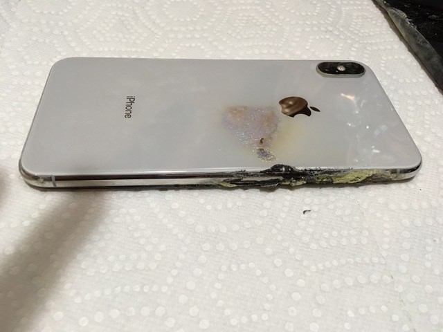 Mua chưa được 1 tháng, iPhone Xs Max bất ngờ phát nổ trong túi quần - Ảnh 3.