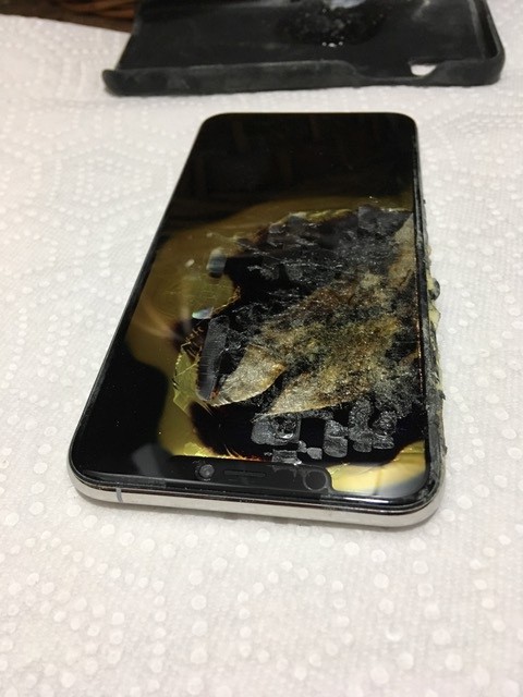 Mua chưa được 1 tháng, iPhone Xs Max bất ngờ phát nổ trong túi quần - Ảnh 4.