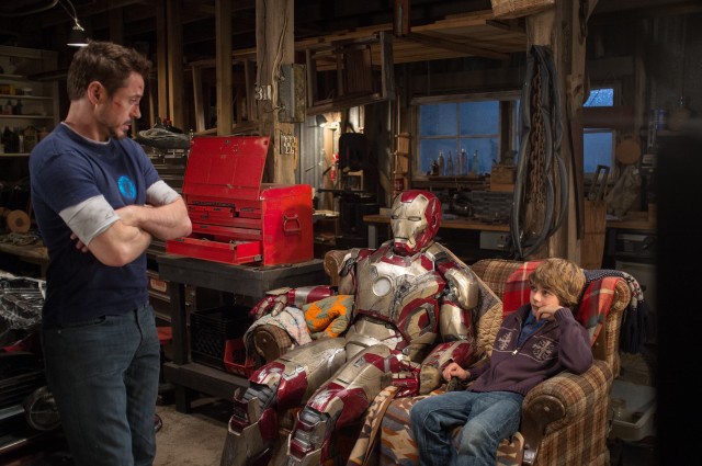 Tony Stark và cậu bé Harley trong phần 3