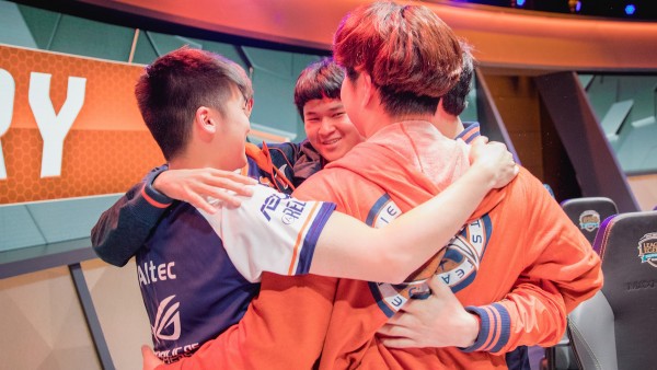  Huni cùng Echo Fox đang ở vị thế “độc cô cầu bại” 