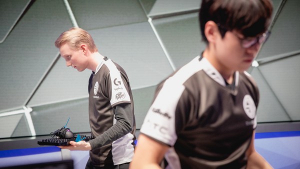  Zven lầm lũi đem gear quay trở lại phòng chờ sau trận thua trước Team Liquid 