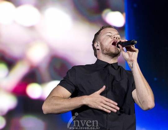  Dan Reynolds của Imagine Dragons biểu diễn tại CKTG 2014 