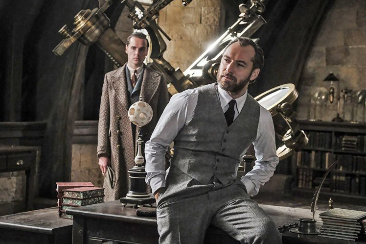 HIệu trưởng Dumbledore Jude Law cực bảnh thả thính tung tóe ngay trailer “Fantastic Beasts 2”