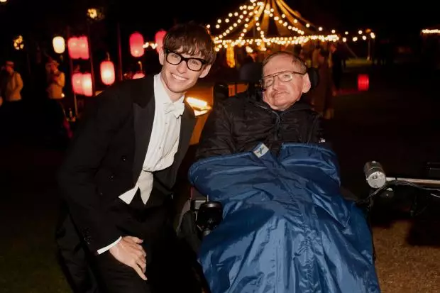 Stephen Hawking – Thuyết yêu thương và dấu ấn của một tài năng xuất chúng của nhân loại