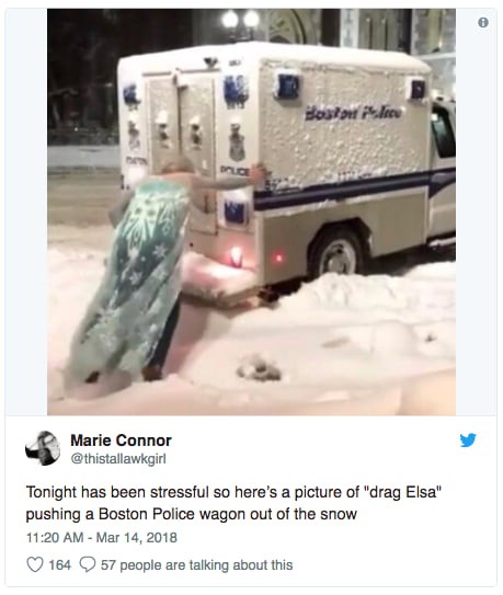 Cảm động hình ảnh “Nữ hoàng băng giá” giúp đẩy chiếc xe cảnh sát trong đêm bão tuyết