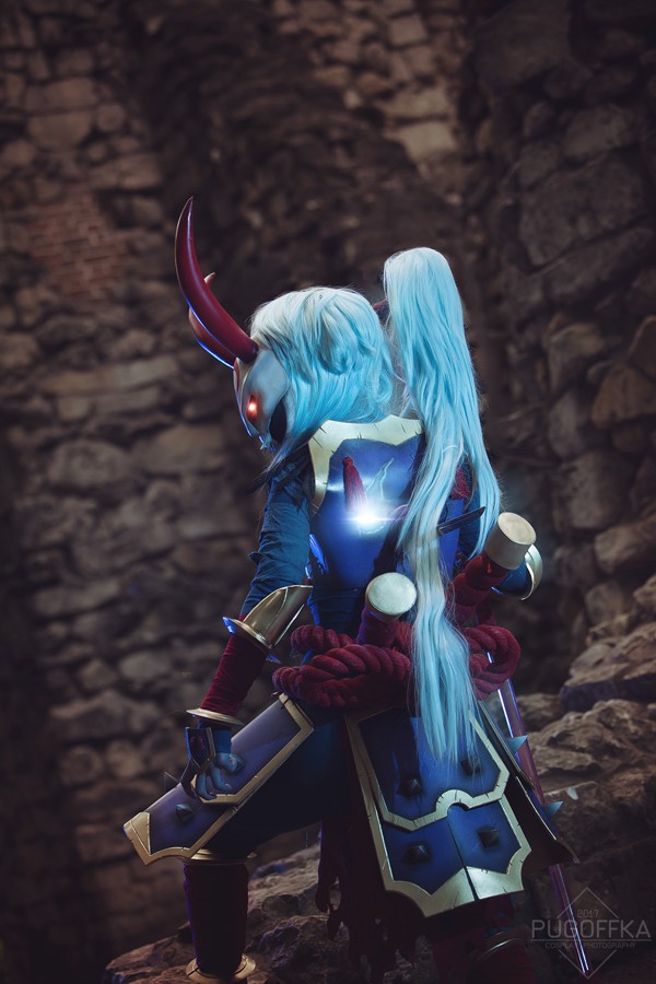 Cosplay Kalista chuẩn đến từng 