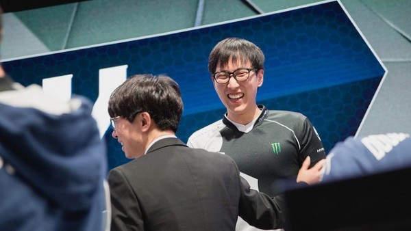 LMHT: 'Xạo thủ' Bắc Mỹ Doublelift cho rằng SKT sẽ thất bại, Kingzone mới là đội vô địch LCK