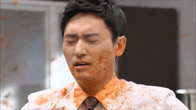 Có thể bạn chưa biết: Chẳng hiểu vì sao mà người Hàn toàn thích dùng đồ ăn để đánh người trên phim ảnh - Ảnh 2.