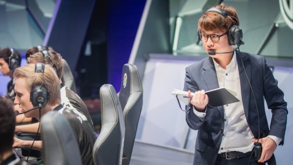  Peanut đã hỏi cả HLV SSong (HLV cũ của ROX Tigers và hiện giờ là TSM) và Huni trước khi quyết định đem Olaf ra sử dụng 