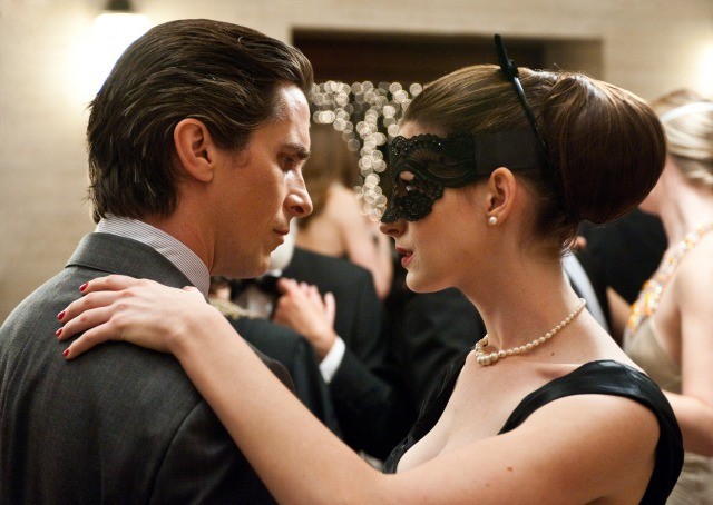  Catwoman của Anne Hathaway và Batman của Christian Bale trong The Dark Knight trilogy của Christopher Nolan. 