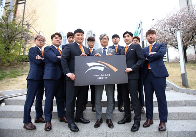  Các thành viên của ROX Tigers trong lễ chuyển giao sang Hanwha Life Esports 