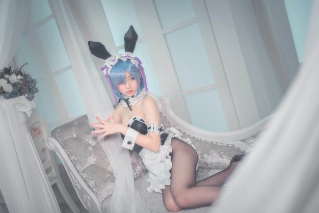 Lại bỏng mắt với cosplay nàng hầu Rem cực gợi cảm trong Re:Zero