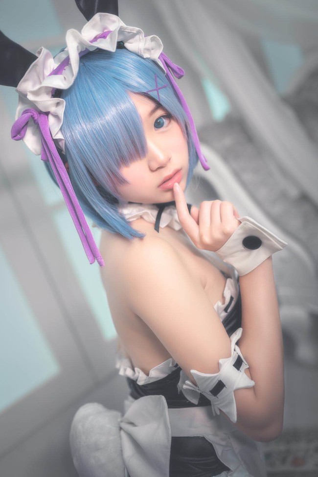 Lại bỏng mắt với cosplay nàng hầu Rem cực gợi cảm trong Re:Zero