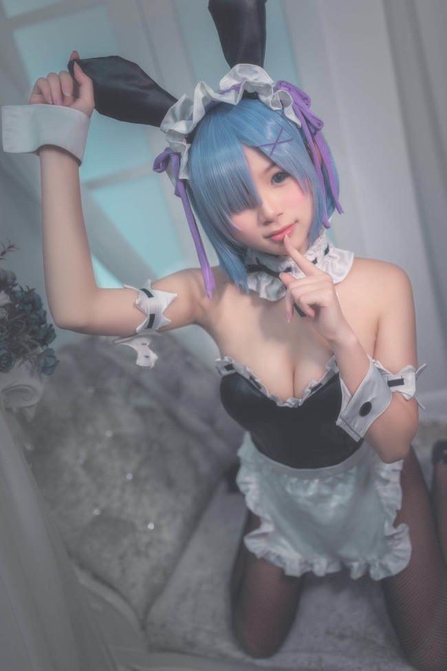 Lại bỏng mắt với cosplay nàng hầu Rem cực gợi cảm trong Re:Zero