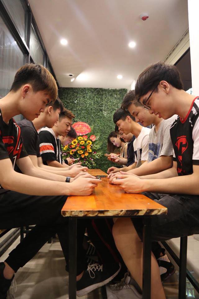  Các siêu sao của GameTV như tuyển thủ tiêu biểu giải ĐTDV mùa xuân 2018 - Ueki, đội trưởng PS Man, các thành viên ProE, Henry, Bé Chanh cùng Công Phượng chia đội thi đấu với nhau. 