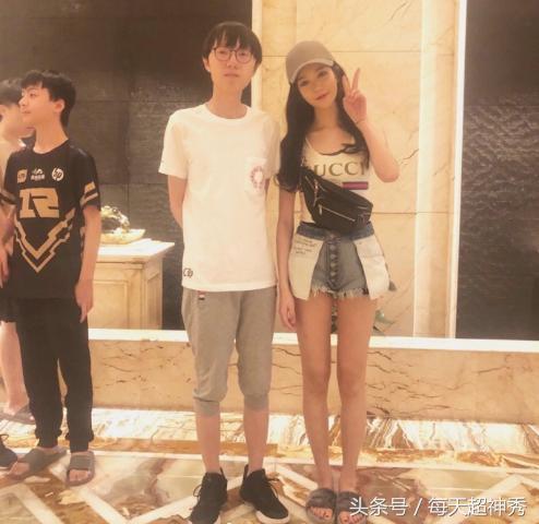 LMHT: Vừa kiếm tiền tỷ vừa có người yêu xinh như mộng, các tuyển thủ RNG đang là thần tượng của giới trẻ Trung Quốc
