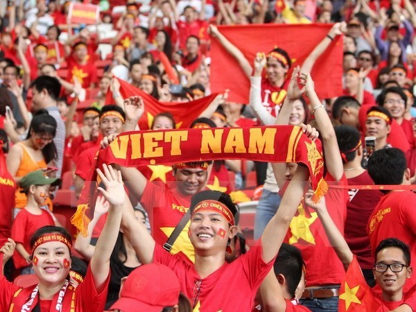 Người Việt Nam vô cùng yêu bóng đá và luôn có hàng tá cách thể hiện tình yêu ấy