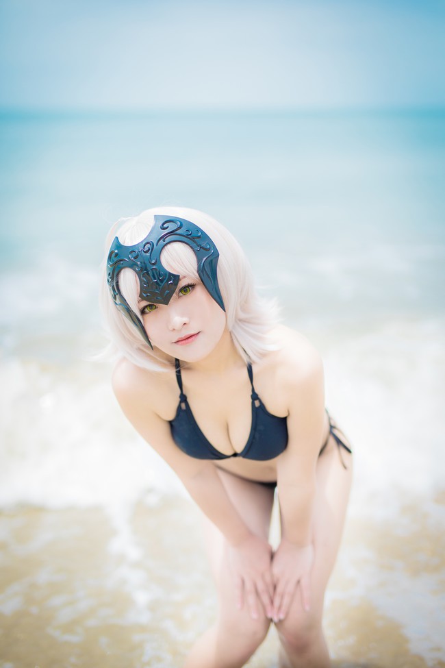 Cosplay nàng Saber trong trang phục áo tắm cực quyến rũ trong ngày hè nóng nực