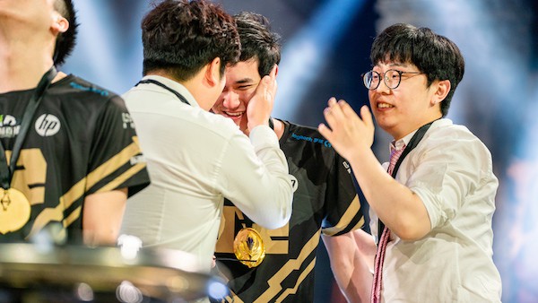  Sau khi giành chức vô địch MSI 2018 anh chàng này đã rất xúc động 