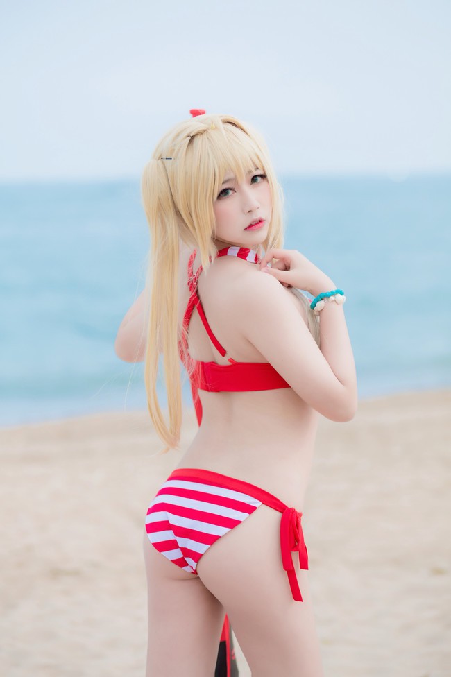 Tiếp tục nóng mắt với cosplay nàng Saber trong trang phục Bikini