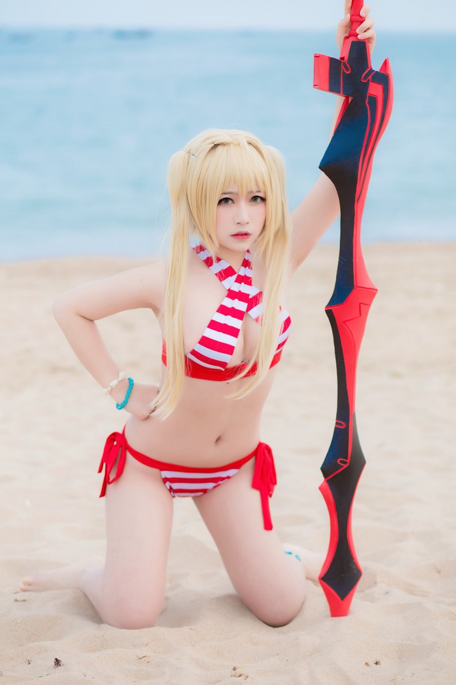 Tiếp tục nóng mắt với cosplay nàng Saber trong trang phục Bikini