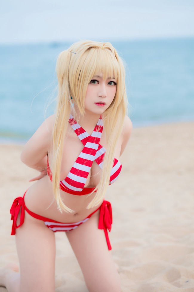 Tiếp tục nóng mắt với cosplay nàng Saber trong trang phục Bikini