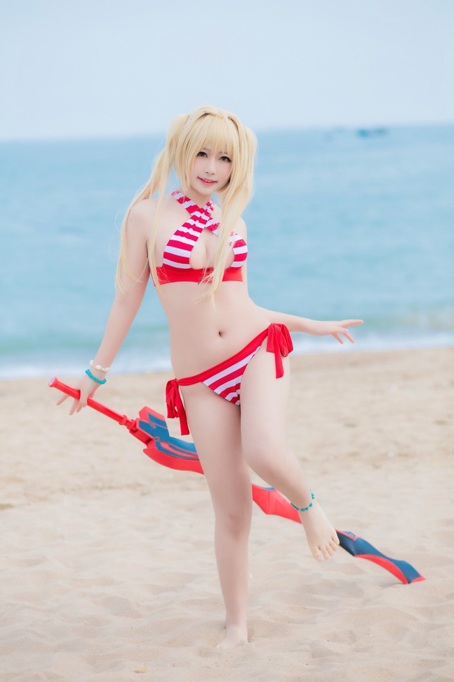 Tiếp tục nóng mắt với cosplay nàng Saber trong trang phục Bikini