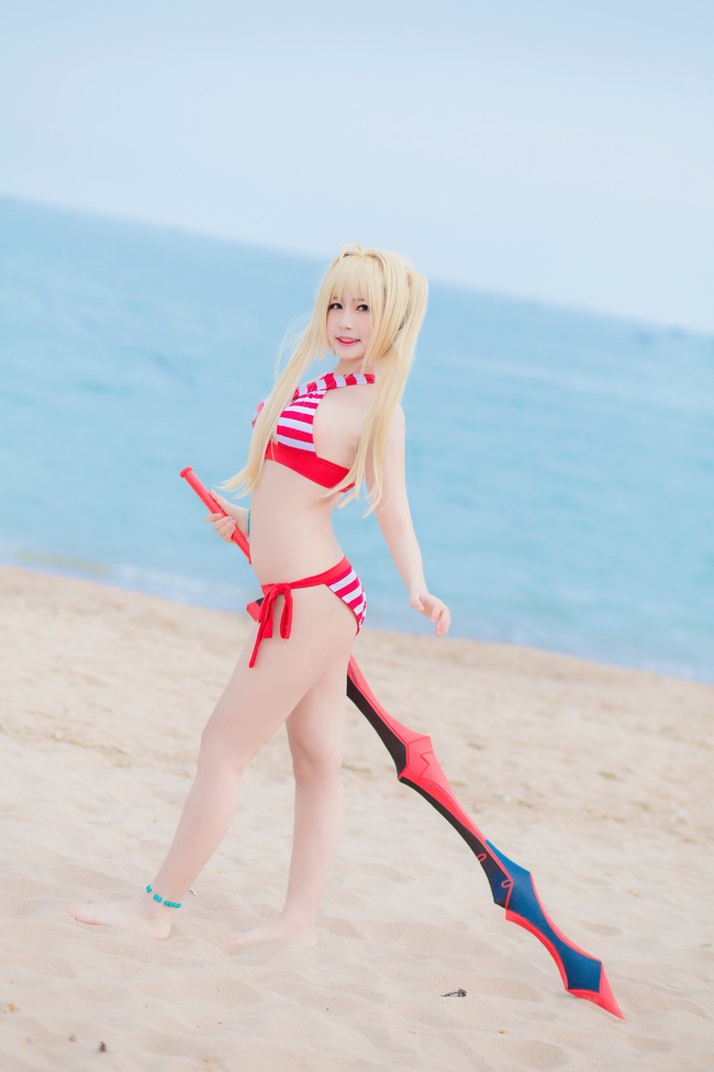 Tiếp tục nóng mắt với cosplay nàng Saber trong trang phục Bikini