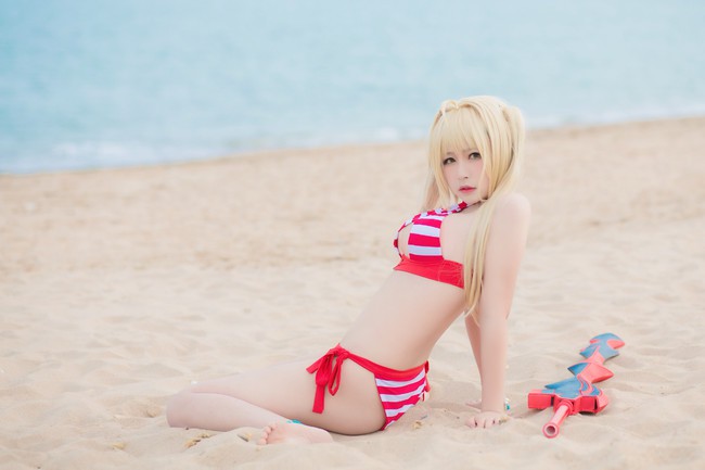 Tiếp tục nóng mắt với cosplay nàng Saber trong trang phục Bikini