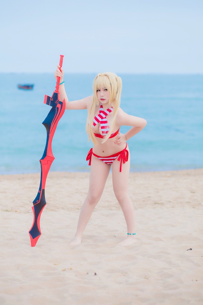 Tiếp tục nóng mắt với cosplay nàng Saber trong trang phục Bikini