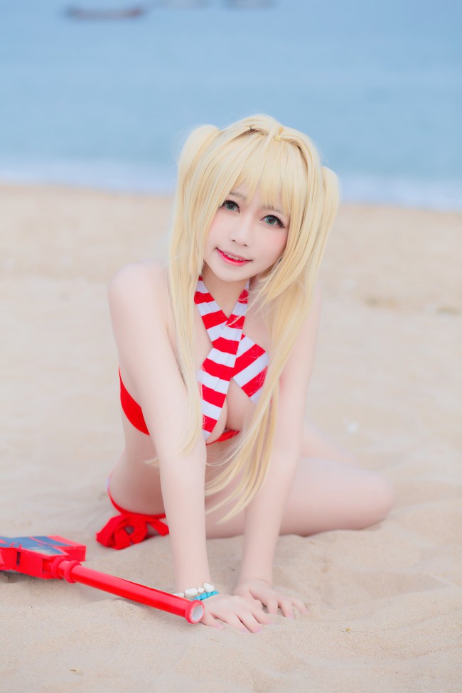 Tiếp tục nóng mắt với cosplay nàng Saber trong trang phục Bikini