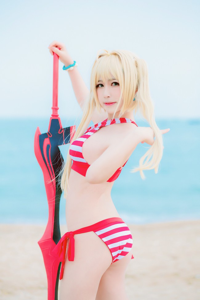 Tiếp tục nóng mắt với cosplay nàng Saber trong trang phục Bikini