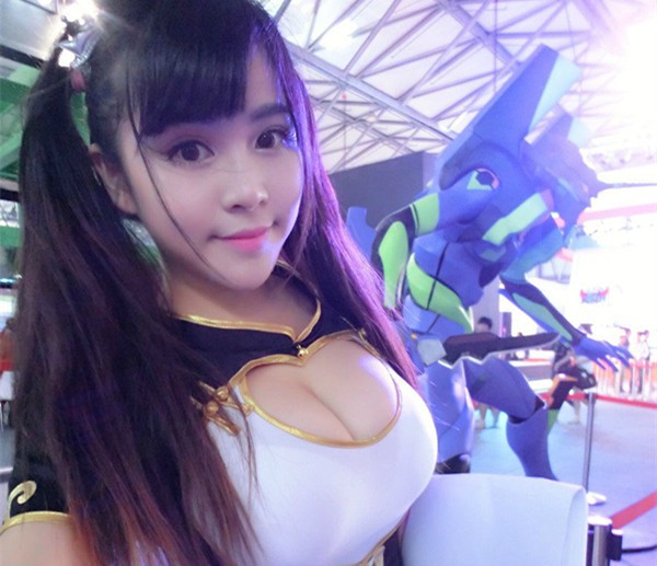 Lại nóng mắt với cosplay PUBG mặt học sinh nhưng lại ngực... khủng