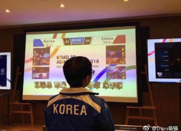  Hình ảnh HLV Hàn Quốc xem trận đấu qua màn hình, Faker đang lựa chọn Yasuo Đường Giữa 