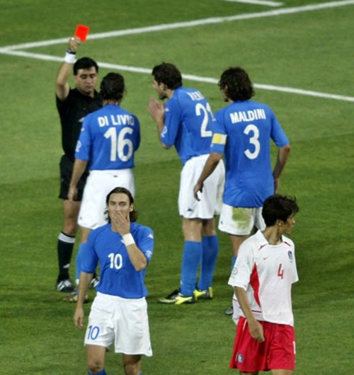 Chiếc thẻ đỏ của Totti cũng là một trong những uất ức nhất mà Hàn Quốc mang đến