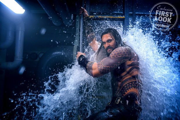  Aquaman đang gặp khó khăn trong khi đột kích tàu. 