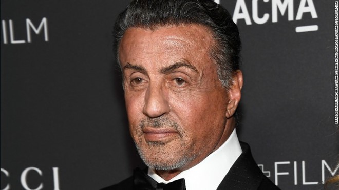  Sylvester Stallone bị tố cáo vì hành vi quấy rối tình dục phụ nữ. 