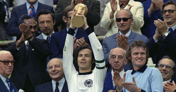 Beckenbauer là “Thủ lĩnh” đầu tiên được dương cao chiếc Cúp “mới”
