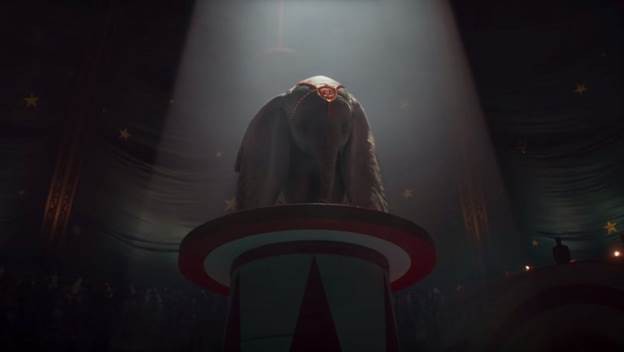  Cảnh chú voi Dumbo đứng giữa sân khấu rạp xiếc 