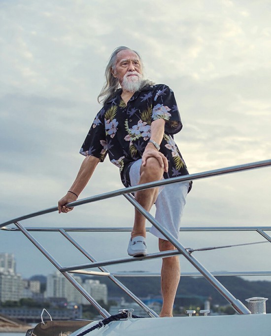 [Tân Ỷ Thiên Đồ Long Ký] Trương Tam Phong 82 tuổi vẫn đi tập gym, biểu diễn thời trang, thậm chì còn làm cả DJ