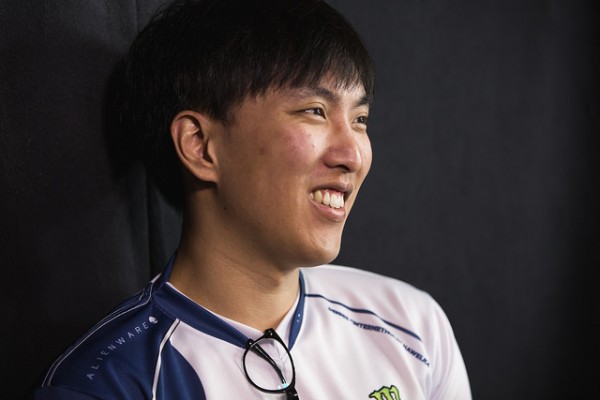 Vì Faker phải chơi Taric, Doublelift không vui ra mặt, công khai chỉ trích Riot sáng tạo 