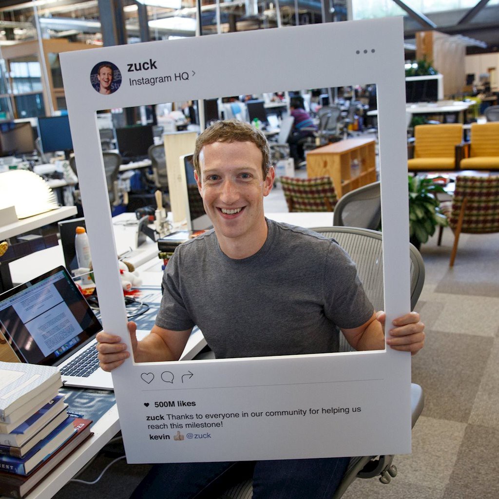  Bạn có nhận thấy điều gì lạ trên MacBook của CEO Mark Zuckerberg? 