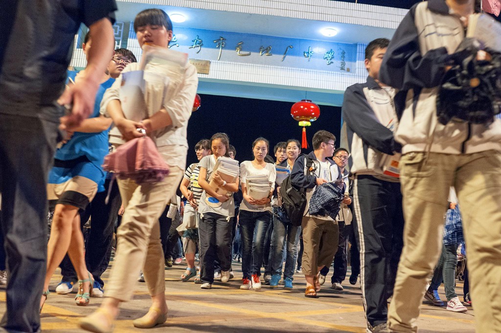 Lò luyện thi đại học tại Trung Quốc: Nơi không có trò chơi điện tử, phòng Bida hay quán Internet